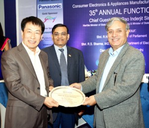Soon Kwon receiving ‘Man of Electronics’ award from Rao Inderjit Singh at New Delhi.