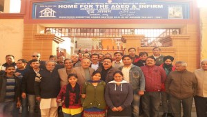 BJP leaders posing with inmates of Home for the Aged & Infirm during celebration of Vajpayee birthday.