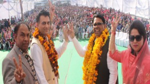 MP Narinder Kashyap and BSP candidate Rakesh Wazir showing victory signs while addressing a gathering at Nagrota on Sunday.