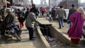 Uncovered drain in Baramulla town pose threat to lives of pedestrians. -Excelsior/Aabid Nabi