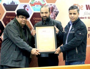 Dr Shahid Rasool and Shafqat Habib receiving award.