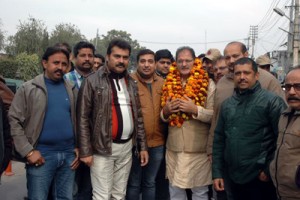 MLA Gandhi Nagar Kavinder Gupta being given reception by Apsra Road Market Association on Tuesday.