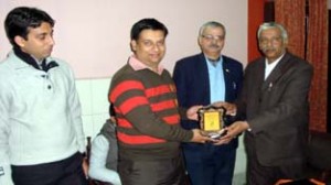 President, JKOPA, Pankaj Sethi presenting a souvenir to one of the members of team of Technova Imaging Systems, at Jammu.