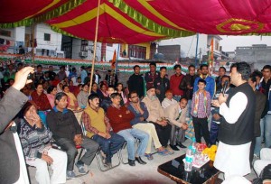 Vikram Malhotra, Congress candidate interacting with residents of Jammu East on Monday.