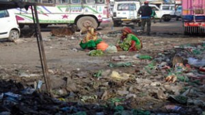 Open garbage dump lying in main market at Mendhar in Poonch. Excelsior/ Nazki