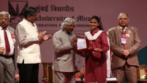 Student of Presentation Convent School Arushima Pankaj receiving INFOSYS-ISCA award from Dr APJ Abdul Kalam at 102nd ISC at Mumbai. 