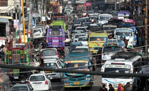 Unprecedented traffic chaos on Janipur Road near High Court exposing real performance of Traffic Police. -Excelsior/Rakesh