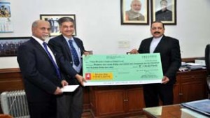 Union Minister Dr Jitendra Singh receiving a cheque of Rs 1.3 crore for flood relief in Jammu & Kashmir from MD & CEO of Vijaya Bank, Kishore Sansi at New Delhi on Tuesday.