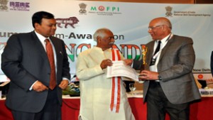 Director JKEDI Dr M I Parray receiving award at New Delhi.