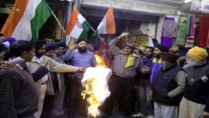 Refugees burning effigy of Hurriyat at Poonch on Friday. —Excelsior/Harbhajan