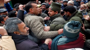 Police foiling protest march by JKCCCC during protest demonstration in Srinagar on Thursday.  -Excelsior/ Amin War