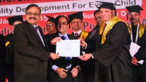 Dr Ravinder Gupta from ASCOMS receiving award during a function in Delhi.