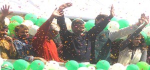 Aam Admi Party convener Arvind Kejriwal with party leaders Ashutosh, Kumar Viswas, Sanjay Singh and others wave to the crowd during celebration after the landslide victory of the party in Delhi Assembly polls in New Delhi on Tuesday. (UNI)