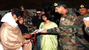 Army Cdr presenting mementos to Veer Naris at Naoshera on Friday.