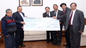 Union Minister Dr Jitendra Singh receiving a cheque of Rs 50 lakh for flood relief in J&K from representatives of IRCON International Limited at New Delhi.