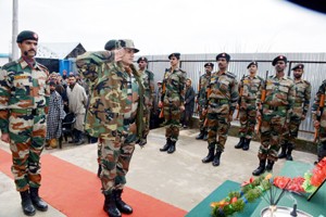 An Army officer of Chinar Corps paying homage to Shaheed para trooper, Imtiyaz Thokar of Krewa Manloo at Shopian.