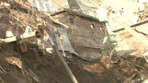 View of eroded embankment of River Jhelum at Kursoo, Rajbagh, that posed threat to scores of families after Government failed to constructed a bund to protect erosion.— Excelsior/Amin War.