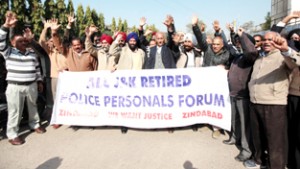 Retired police personnel staging protest in Jammu on Thursday.   -Excelsior/Rakesh