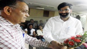 Dr Sunil Wanchoo being welcomed at Mumbai University where he delivered invited talks.