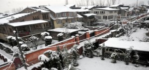 A view of snow covered residential colony in Srinagar on Monday. -Excelsior/Amin War