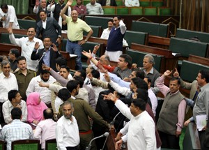 BJP and PDP MLAs protesting in the Assembly on Wednesday. — Excelsior/Rakesh