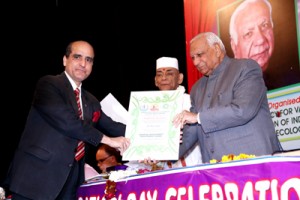 Dr Ravi Jyee receiving SAVE Award from Chhattisgarh Governor.