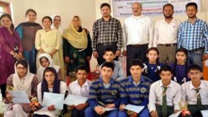 Winners of quiz competition displaying certificates while posing for a group photograph alongwith dignitaries at Ramban.