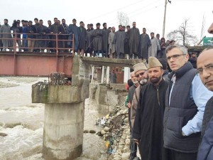 NC leader Omar Abdullah inspecting flood situation in Srinagar on Monday.