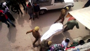 The dead body of a security guard, who shot self to death, being shifted to hospital by police.