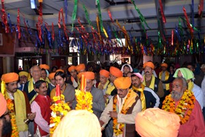Devotees including former Minister Gulchain Singh Charak, performing Aarti of holi Chhari at Purmandal shrine.