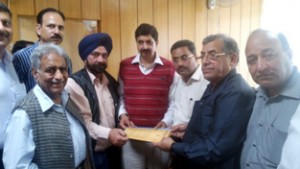 Chamber of Traders Federation members submitting their suggestions to MoS Finance Pawan Gupta on Tuesday.