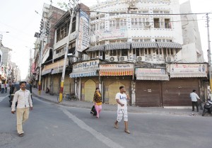 A view of Raghunath Mandir Chowk during bandh in Jammu on Friday. —Excelsior/Rakesh