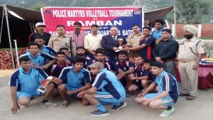 Triumphant Volleyball players posing along with chief guest and other dignitaries.