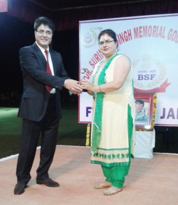 Vigilance Commissioner, Kuldeep Khoda presenting trophy to winner of Golf tournament in Jammu.