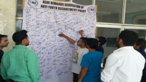 Students putting their signature against new recruitment policy. 