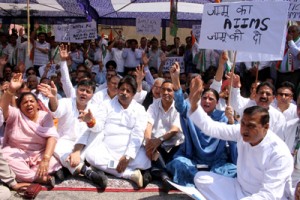 Cong leaders and workers staging protest outside Raj Bhawan in Jammu on Monday.  -Excelsior/Rakesh