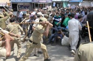 Policemen cane-charging ReTs at Jammu on Monday.-Excelsior/Rakesh