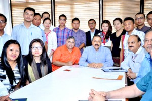 Union Minister Dr Jitendra Singh posing for photograph with a group of Mizoram students and youth.