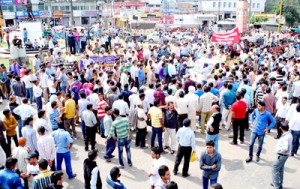 Residents of Nikki Tawi & Mandal areas during protest at Satwari on Monday. -Excelsior/Rakesh