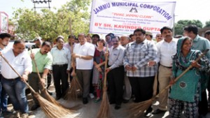 Speaker Kavinder Gupta launching ‘Make Jammu Clean’ drive from Channi Himmat, Housing Colony.