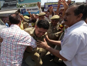 Police stopping VRS employees of SRTC from taking out rally towards Civil Secretariat at Jammu on Monday.  -Excelsior/Rakesh