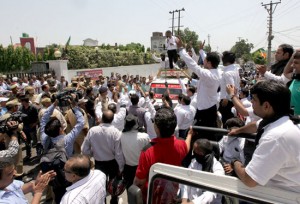 Bandh supporters shouting slogans in favour of AIIMS outside K K Resorts, where Union Home Minister Rajnath Singh was addressing public rally on Wednesday. More pics on page No. 3.  -Excelsior/Rakesh 