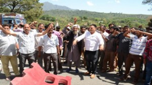 Locals protesting for removal of traffic check post at Manthal on Saturday.