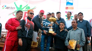 Winner of 5th J&K Bank Run for Shahr-e-Khaas being felicitated by the dignitaries in Srinagar on Thursday.