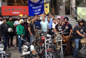 VC, CUJ, Prof Ashok Aima and participants of  biker rallyposing for group photograph. 