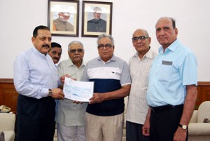 Union Minister Dr Jitendra Singh receiving a cheque for the Nepal earthquake victims from a deputation of "Bharat Pensioners' Samaj" led by its Secretary General S.C.Maheshwari, at his North Block Office in New Delhi.