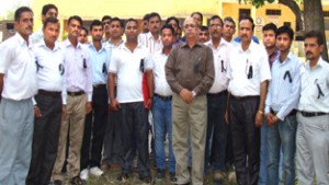 State president, TG, N A Qurashi alongwith other members registering a peaceful protest by wearing black badges, at Jammu on Sunday.