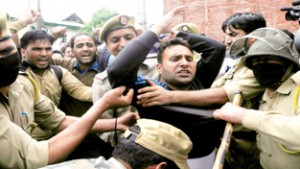 Police detaining members of All Jammu and Kashmir MGNREGA Contractual Employees Union, who tried to march towards Civil Secretariat in Srinagar on Thursday.  -Excelsior/Amin War