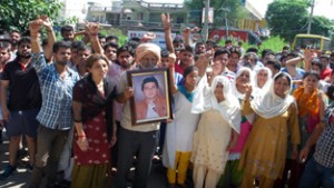 Family members of Rohit Sharma alongwith relatives and locals staging protest at Patoli Brahmana on Friday.  —Excelsior/Rakesh