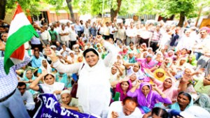 DPs of PoJK protesting at Jammu on Thursday. -Excelsior/Rakesh